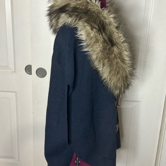 Michael Michael Kors knit sweater vest. Detachable fur collar. Size medium EUC - Picture 5 of 16
